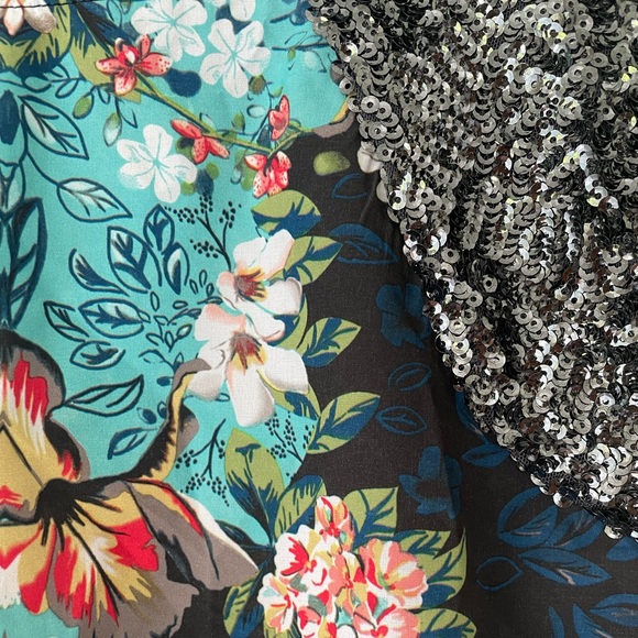 Decorative sequin small crop top. Blue/grey base - Picture 3 of 4